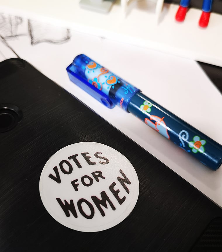 sticker reposicionable VOTES FOR WOMEN