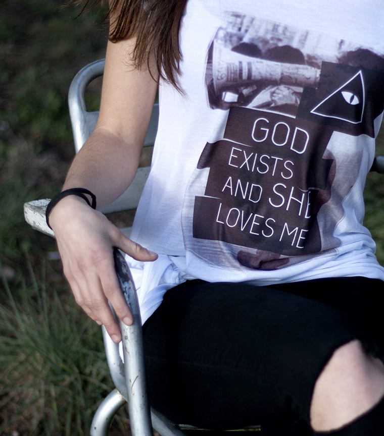 Camiseta God exists and she love me